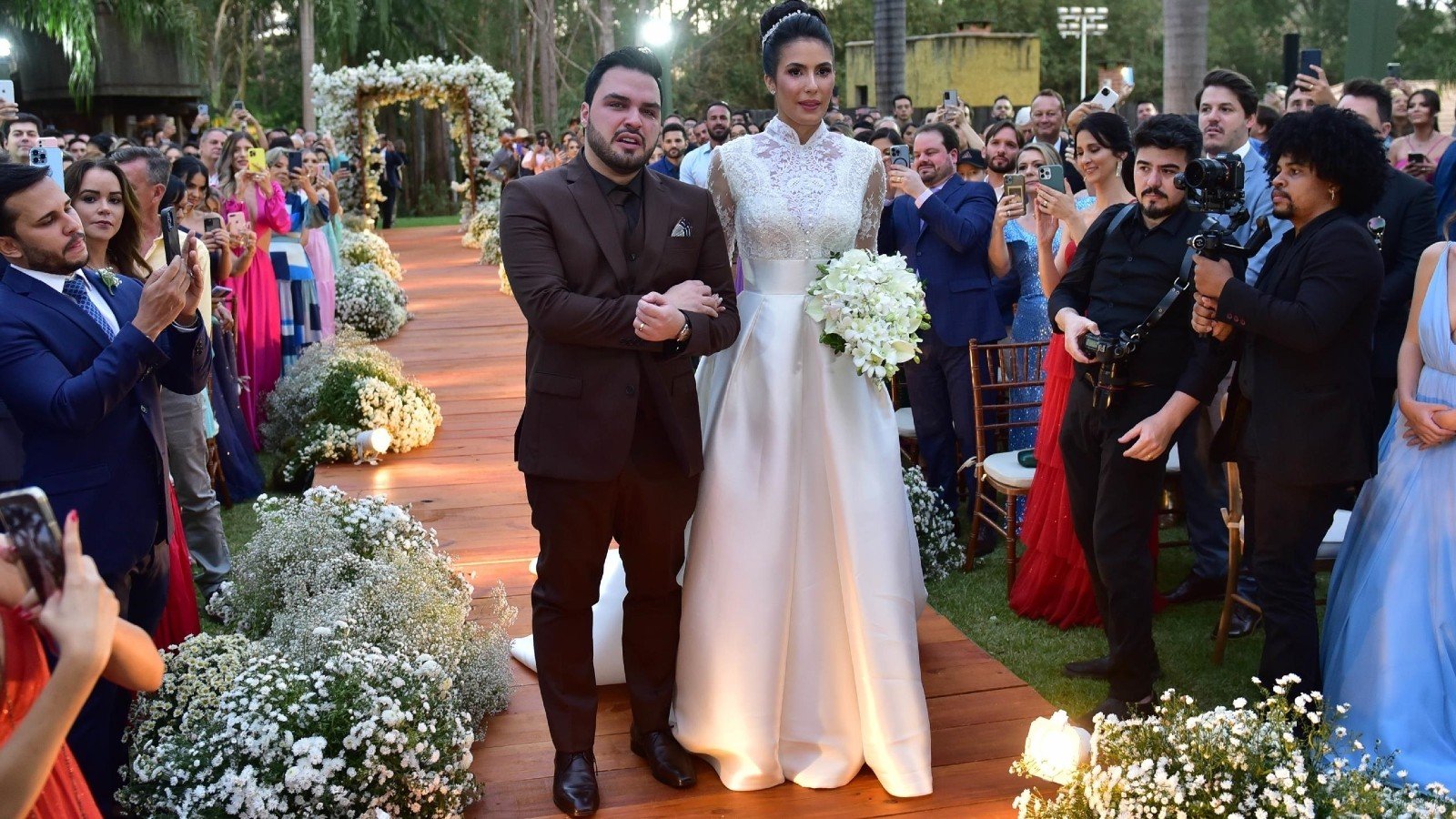 Vestido de casamento da nora de Luciano Camargo é perfeito para noivas  clássicas - Mulher