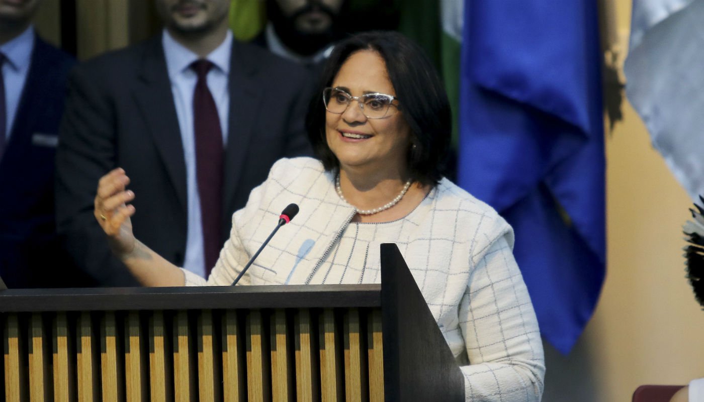 Menino veste azul e menina veste rosa