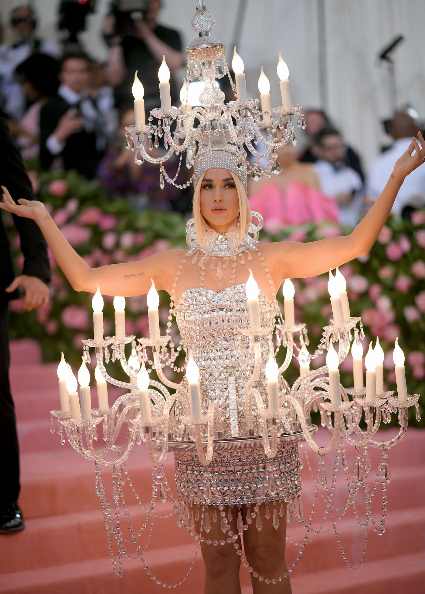 Katy Perry era o LUSTRE perfeito do MET Gala até no sapatinho (pronta para  pendurar!) - Mulher